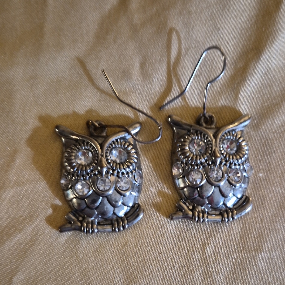 Silver-tone owl dangle earring "Wise Old Owl"